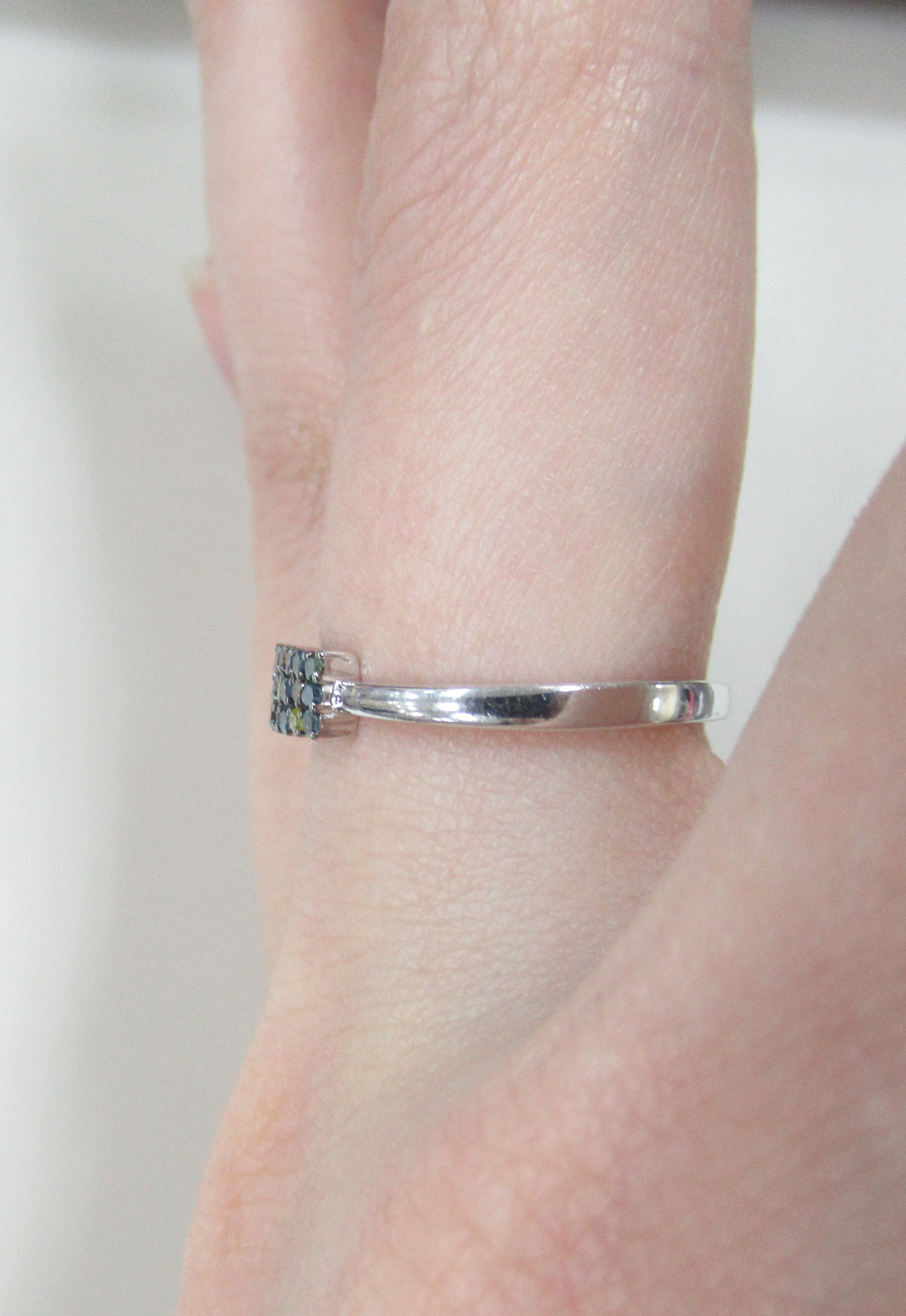 Серебряное кольцо с цветными бриллиантами